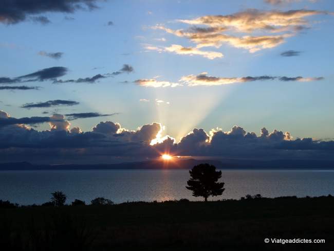 Suggeridora posta de sol sobre el llac Taupo