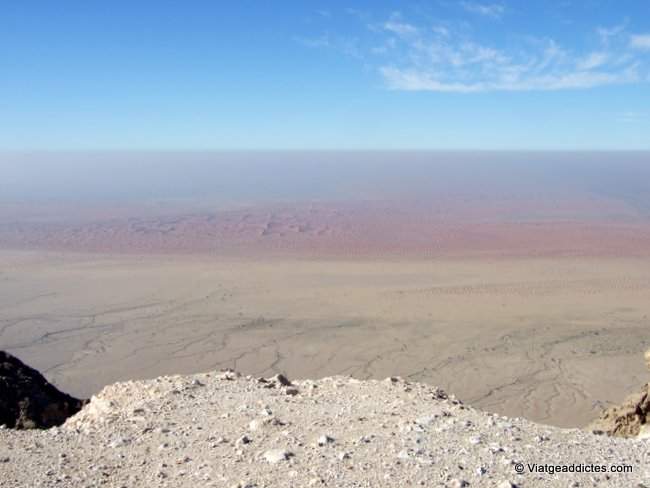 Vista del desierto de dunas desde Jebel Hafeet