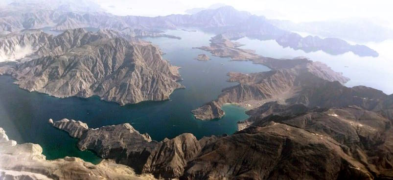 Vista sobre los fiordos de Musandam desde el mirador «View of Two Seas»