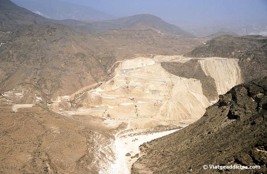 Carretera grimpant per la muntanya Jebel al-Qamar