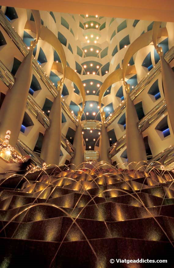 Imagen del atrio interior del hotel Burj al-Arab (Dubái)