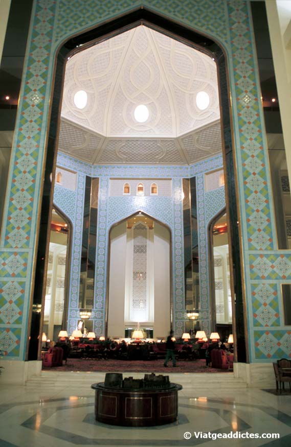 Lobby del hotel Al Bustan Palace (Mascate)