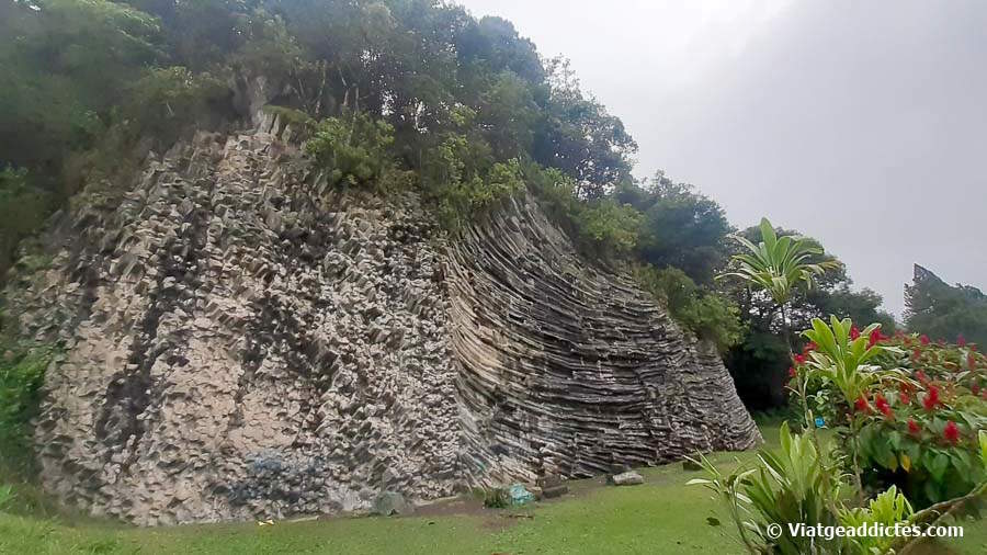Los Ladrillos, una paret de roca basàltica de formes capritxoses (Los Naranjos)