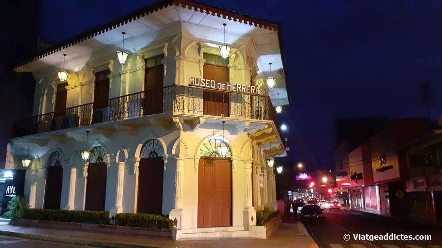 Vista nocturna de l'edifici que hostatja el Museo de Herrera (Chitré)
