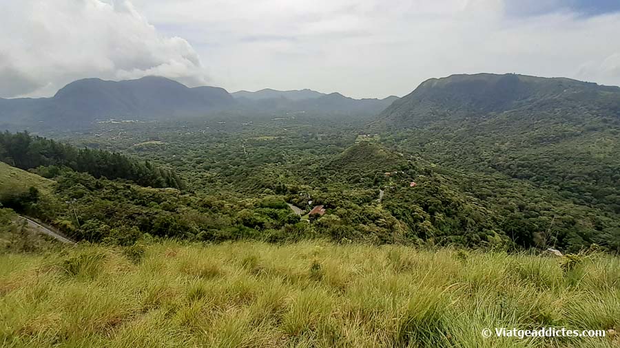 Vistas desde el mirador Cerro de la Cruz sobre el cráter donde se encuentra El Valle de Antón