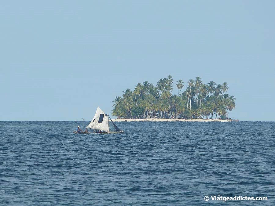 Pescadores guna pescando entre las islas (Guna Yala)