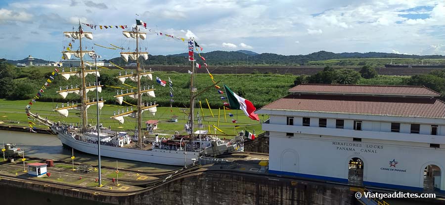 Vaixell escola mexicà travessant les  rescloses de Miraflores (Canal de Panamà)