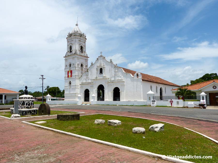 La Basílica Santiago Apóstol vista desde la Plaza Urrutia (Natá)