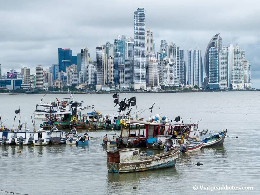 Barcos de pesca y rascacielos desde la Cinta Costera (Ciudad de Panamá)