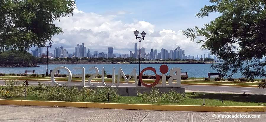 Vista sobre el Causeway i l'skyline de Ciutat de Panamà des del BioMuseo
