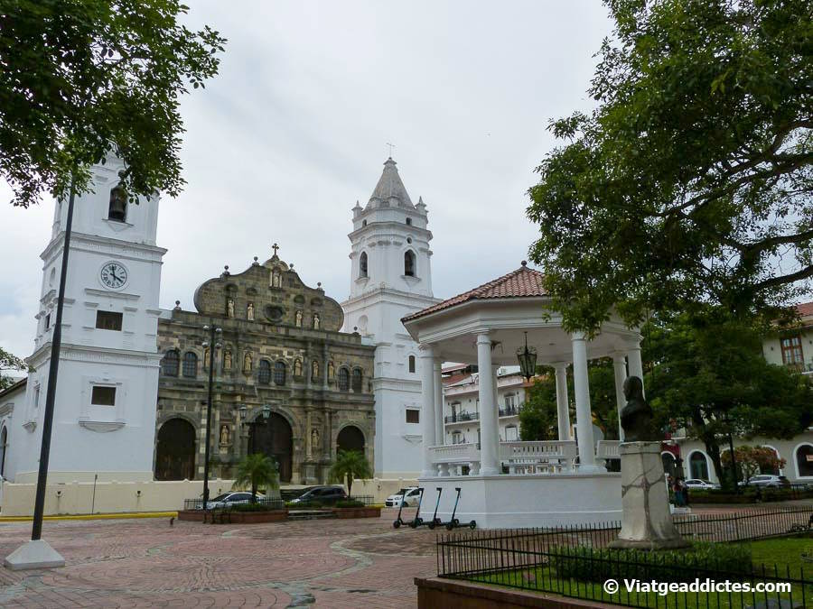 La Catedral Metropolitana de Panamá i la Plaza de la Independencia (Ciutat de Panamà)