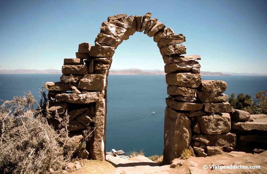 Puerta de piedra en la isla Taquile (lago Titicaca)