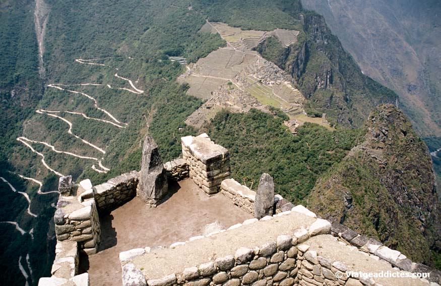 Vista del Machu Picchu i de la carretera Hiram Bingham des del cim del Wayna Picchu