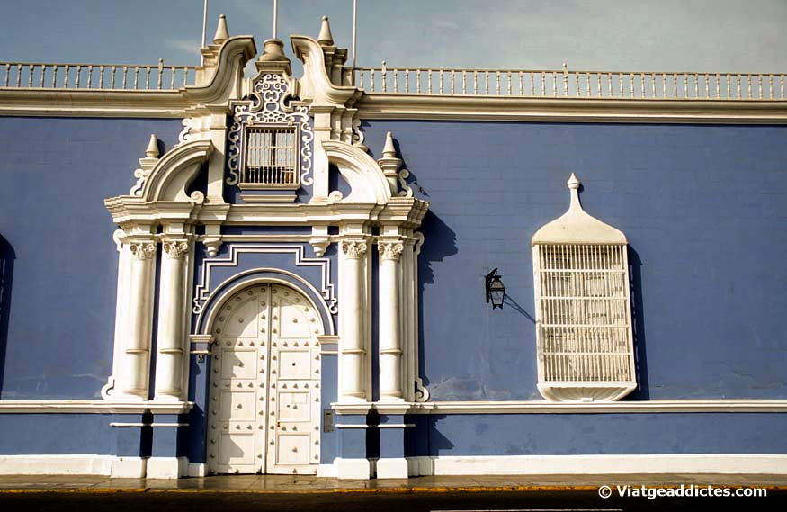 Fachada de una mansión colonial en la Plaza de Armas (Trujillo)