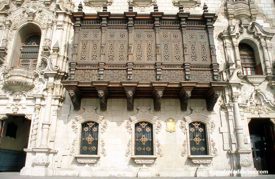 Balcó en la façana del Palacio Arzobispal (Lima)