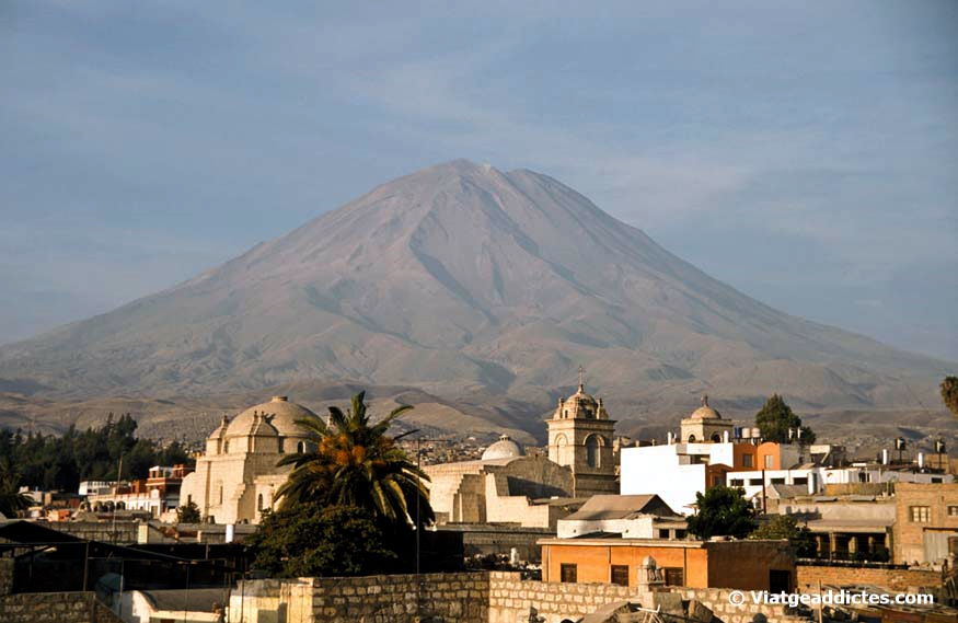 El volcán Misti visto desde Arequipa
