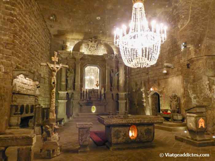 Una de las capillas de sal en el interior de la mina de Wieliczka
