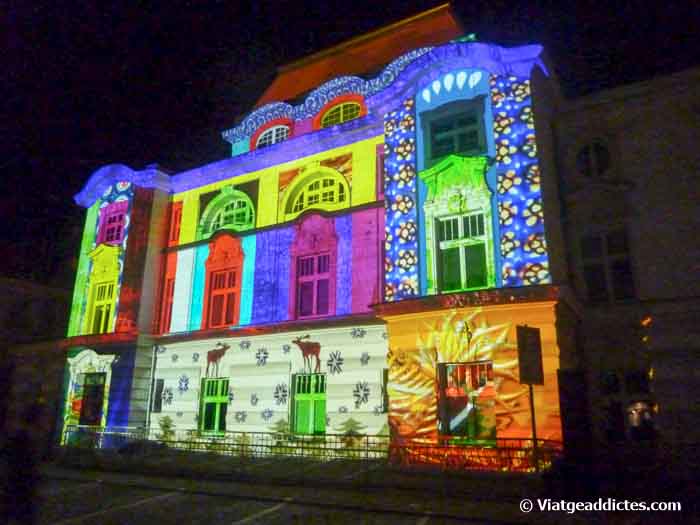 Festival de luz sobre una fachada histórica de Toruń