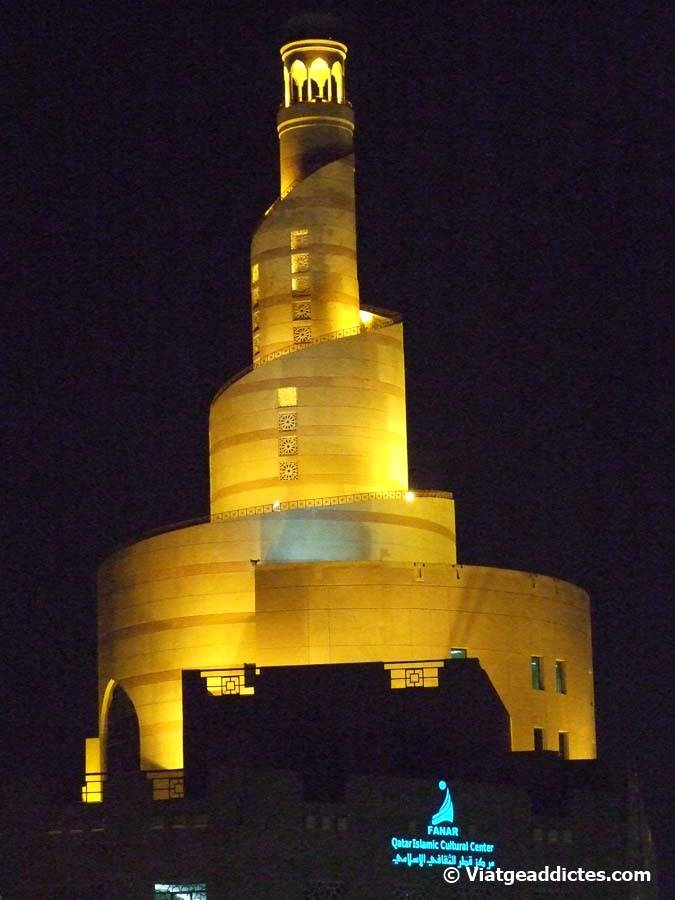 El distintiu minaret de la mesquita Fanar, il·luminat per la nit (Doha)
