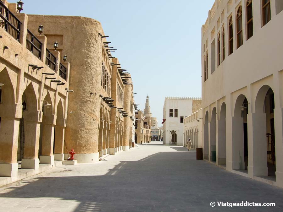 Calle vacía en la zona del zoco Waqif (Doha)