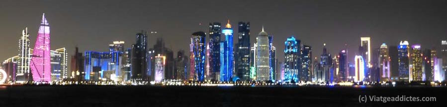 Imatge nocturna dels moderns gratacels de Doha des del «Doha Skyline Viewpoint»