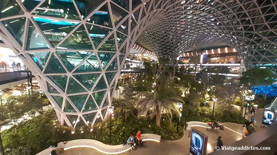 «Jardí» en l'interior d'una terminal de l'aeroport Hamad de Doha