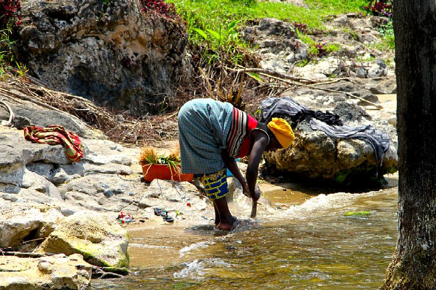 Mujer lavando la ropa en la orilla del lago Kivu