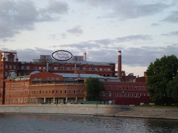 La fàbrica de xocolata des del riu