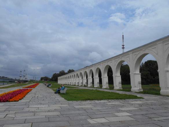 Arcos del Jardín de Yaroslav frente al río Vóljov