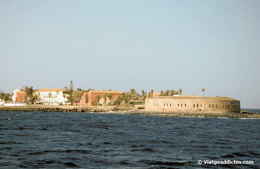 Vista parcial de l'illa de Gorée des del ferri