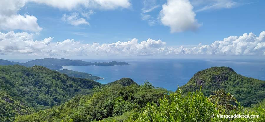 Vista panoràmica sobre la costa oest de Mahé i el parc Morne Seychellois des de Mission Lodge (Mahé)