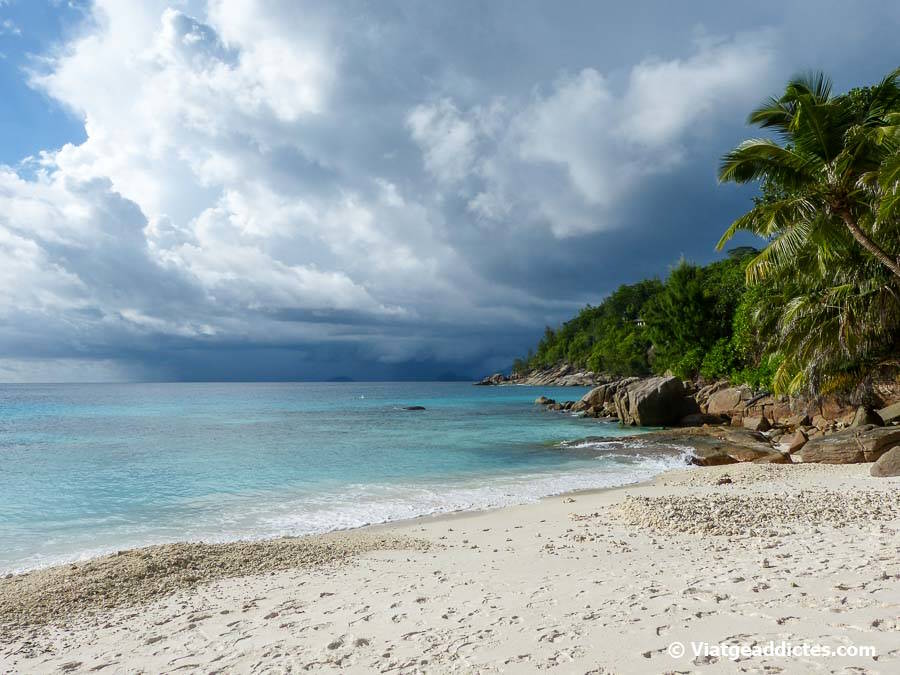 Cielo cargado de nubes sobre la playa de Petite Anse (Mahé)