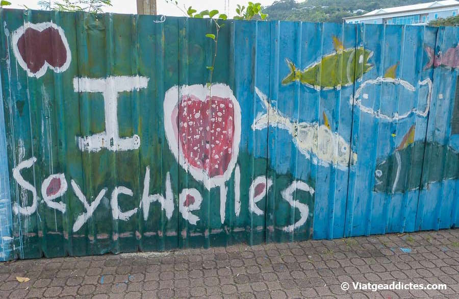 «I love Seychelles» en un mural pintat en un carrer de Victòria (Mahé) 