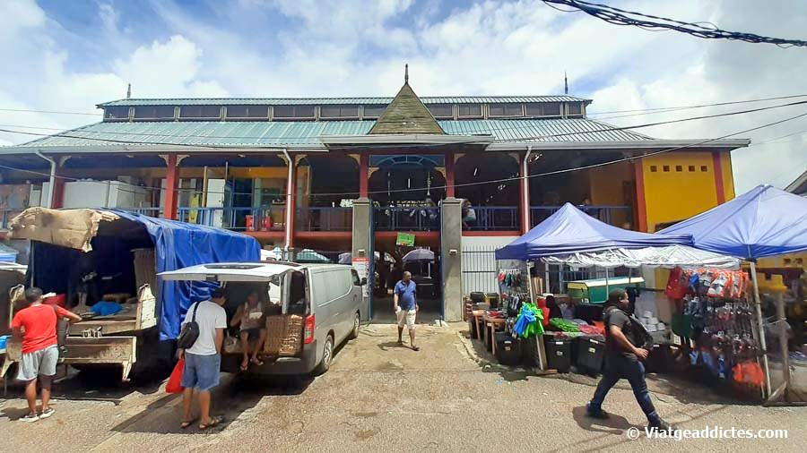 La entrada principal al mercado de Victoria (Mahé)