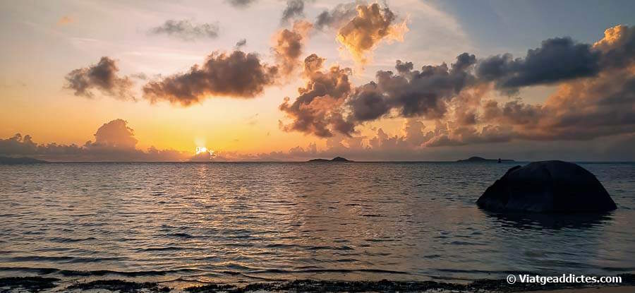 Puesta de sol desde la playa de Anse Citron