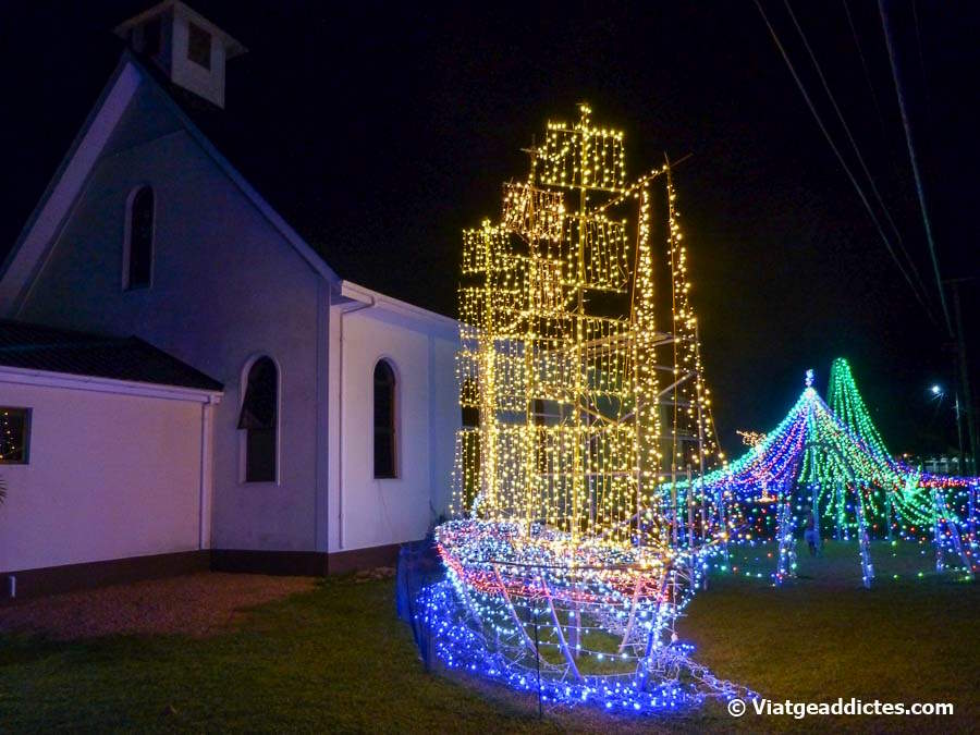 Iluminación navideña en la iglesia St Mathew's (Grand Anse, Praslin)