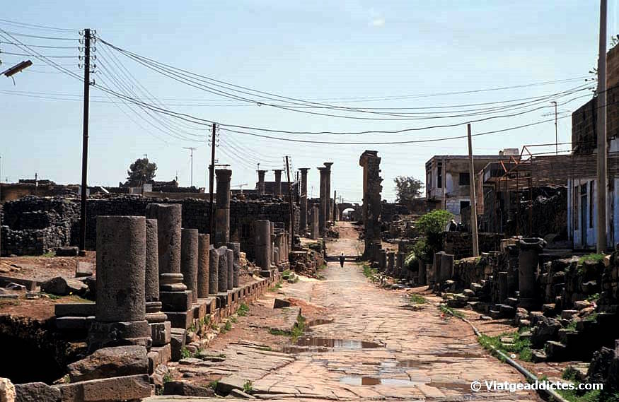 El passat i el present es barregen en els carrers de Bosra
