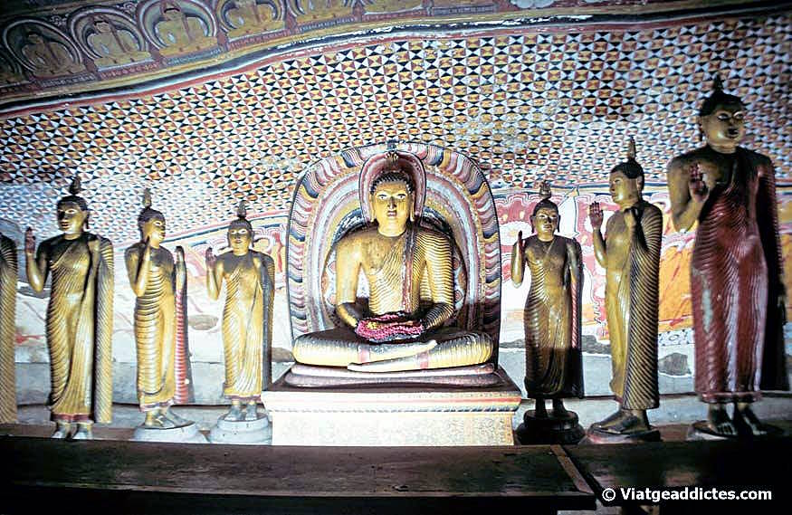 En el interior de la cueva Maharaja Vihara (Dambulla)