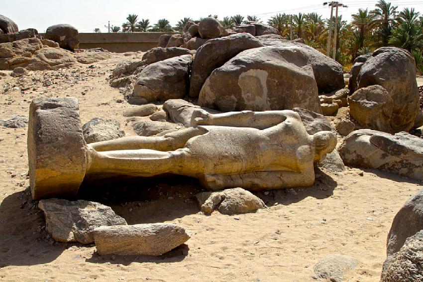 Estatua tumbada en Tombos