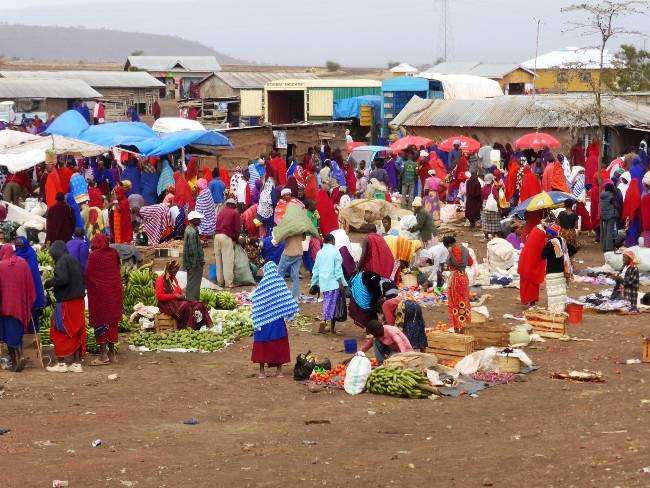 Sinfonía de colores en un mercado tanzano