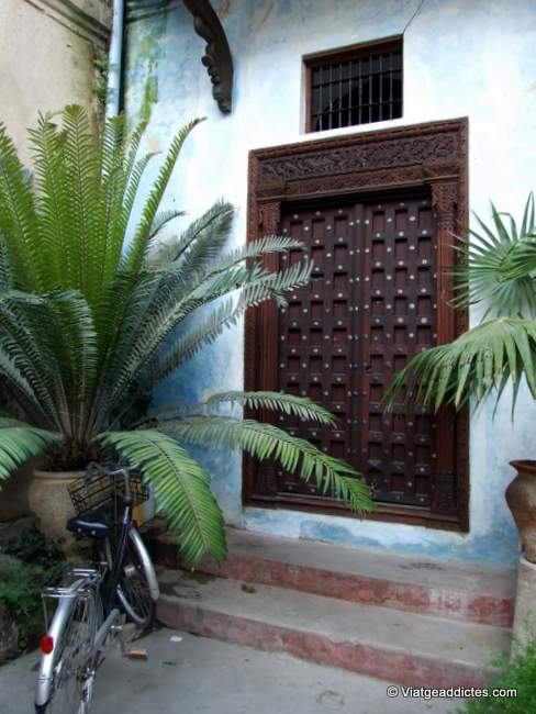 Ejemplo de típica puerta de madera zanzibarí (Stone Town - Zanzíbar)