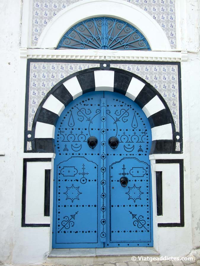 Una de les característiques portes blaves de Sidi Bou Saïd