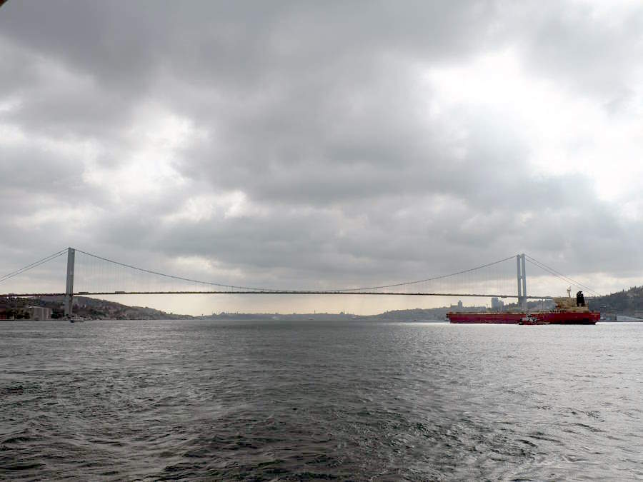 Navegant per l'estret del Bòsfor des d'Istanbul