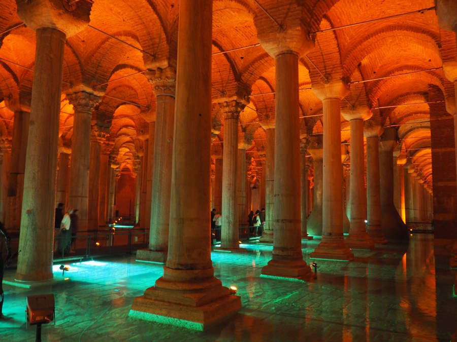 Interior de la Cisterna Yerebatan (Fatih, Istanbul)