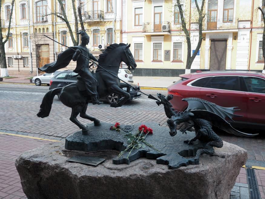 Monument alegòric de Sant Jordi i el drac, dedicat als morts en la invasió russa de 2015