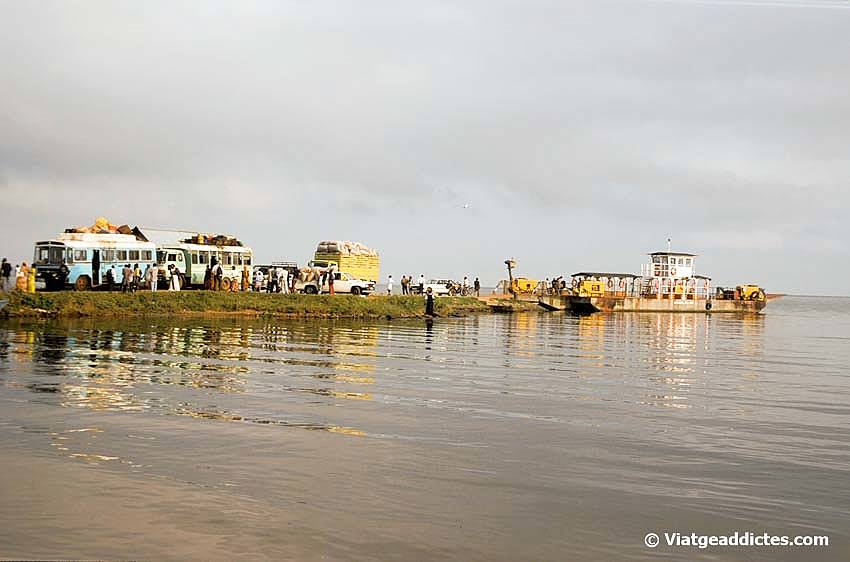 El ferry de Bukakata a lla isla de Buggala