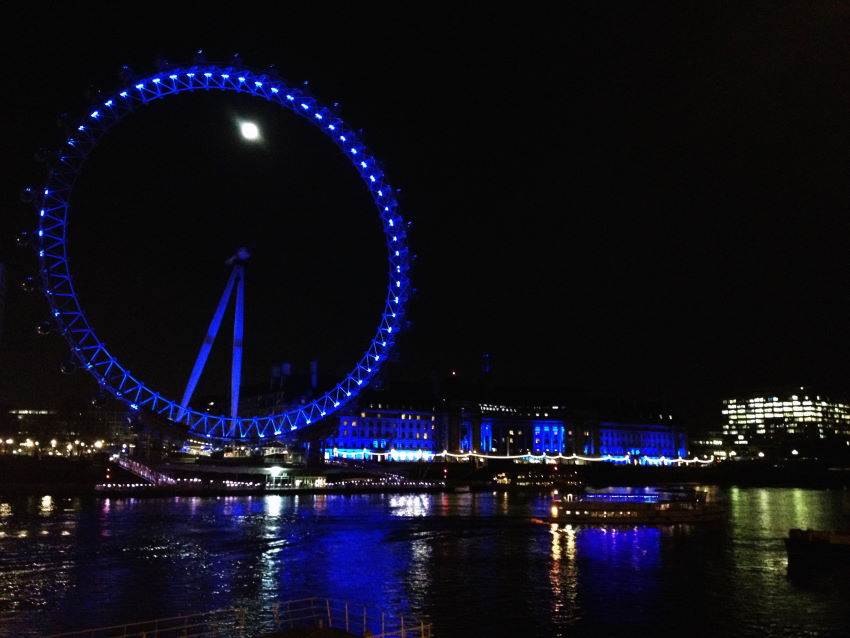 Vista nocturna del London Eye y la orilla sur del Támesis