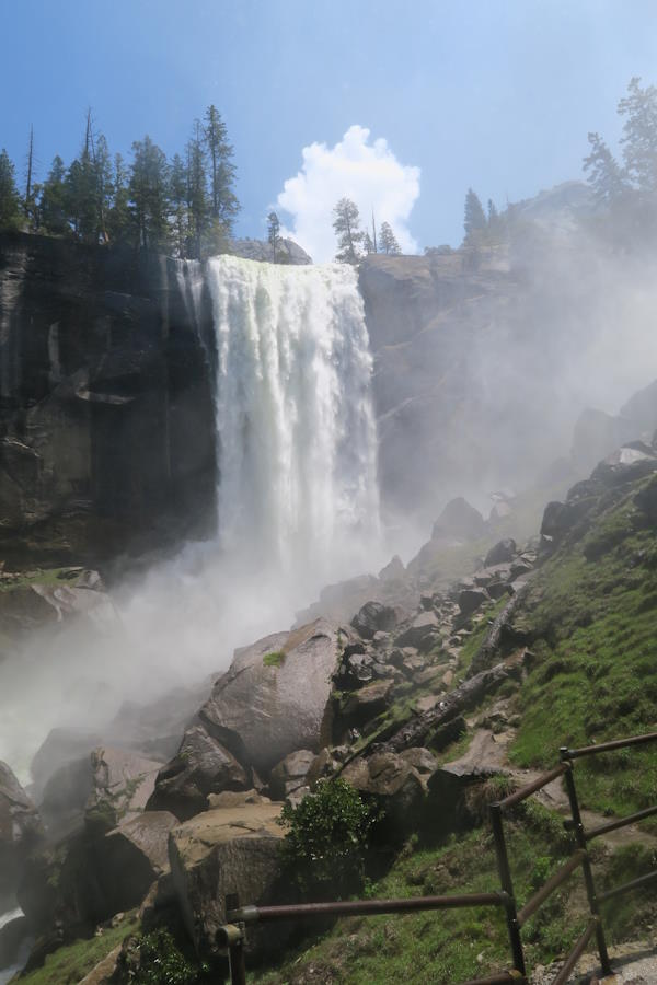 La cascada Vernal desde el sendero Mist Trail en Yosemite (California)