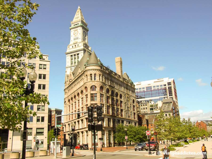 El edificio Flour and Grain Exchange Building en primer plano y la Custom House Tower detrás (Boston)