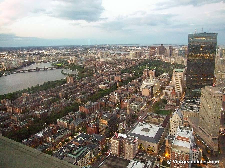 Vistas sobre Boston y el río Charles desde el SkyWalk del Prudential Center